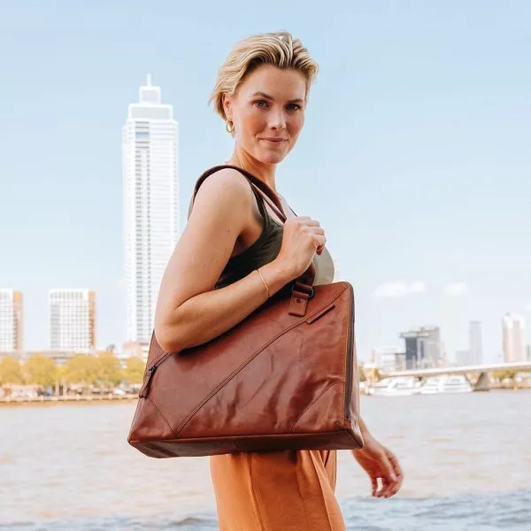 Spikes & Sparrow Spikes & Sparrow Leren Laptop Schoudertas – Stella – Brandy Cognac