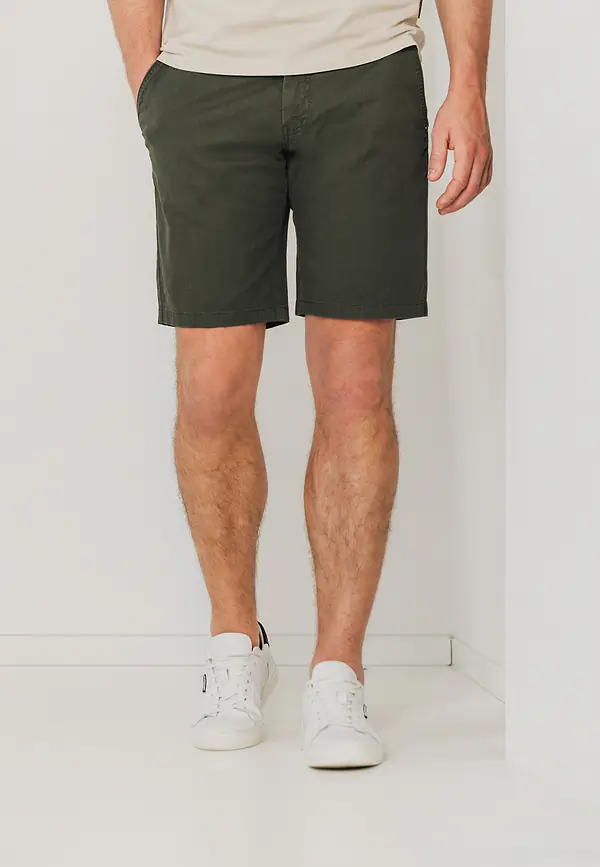 state of art Chinoshort met gestreepte details mosgroen uni