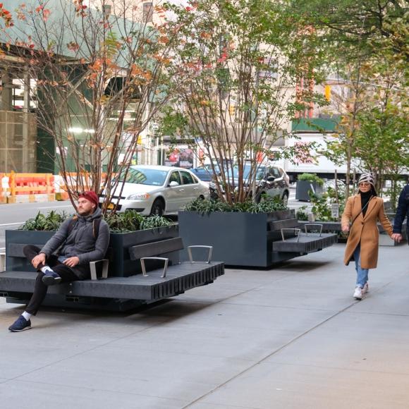 street life Rough&Ready Hug a Tubs Square