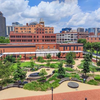 street life West End Square in Dallas brengt boeiende balans tussen geschiedenis innovatie en natuur