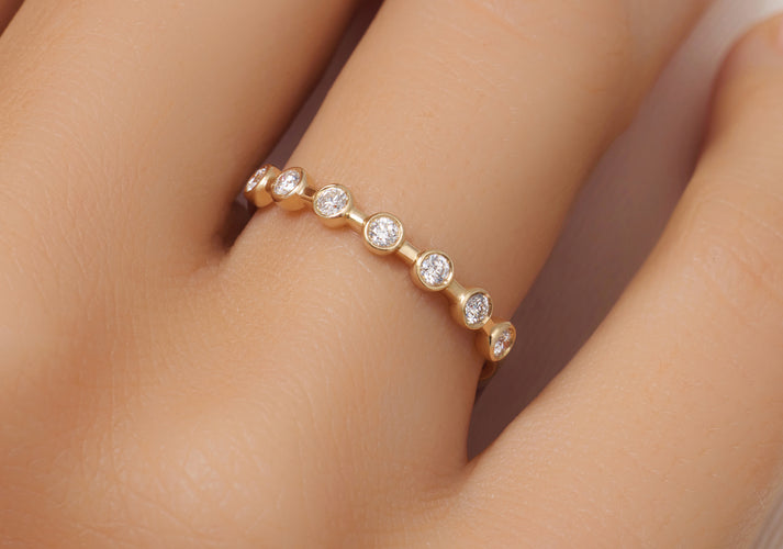 Tov Essentials Bezel Set Diamant Band Ring (0.15 Ct) 14 Karaat Goud Met Diamanten