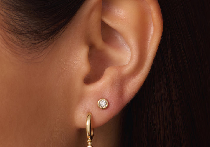 Tov Essentials Bezel Set Diamant Bedel Hoop Oorbellen (0.03 Ct) 14 Karaat Goud Met Diamant