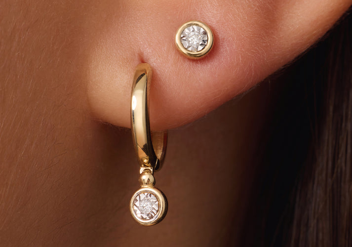 Tov Essentials Bezel Set Diamant Bedel Hoop Oorbellen (0.03 Ct) 14 Karaat Goud Met Diamant