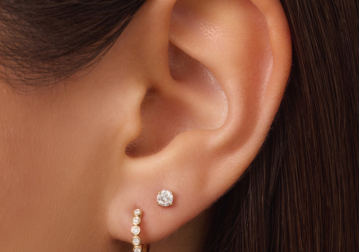 Tov Essentials Bezel Set Diamant Huggie Hoops (12mm) (0.11 Ct) 14 Karaat Goud Met Diamanten