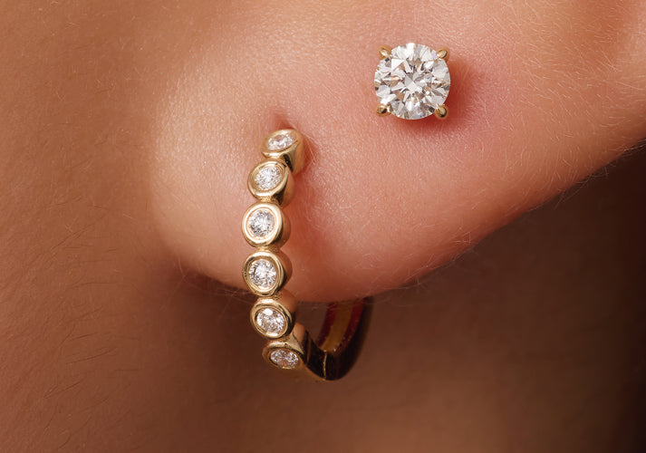 Tov Essentials Bezel Set Diamant Huggie Hoops (12mm) (0.11 Ct) 14 Karaat Goud Met Diamanten