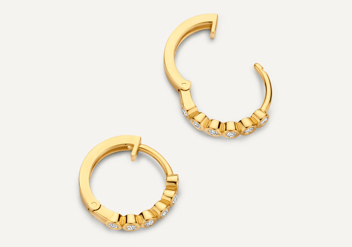 Tov Essentials Bezel Set Diamant Huggie Hoops (12mm) (0.11 Ct) 14 Karaat Goud Met Diamanten