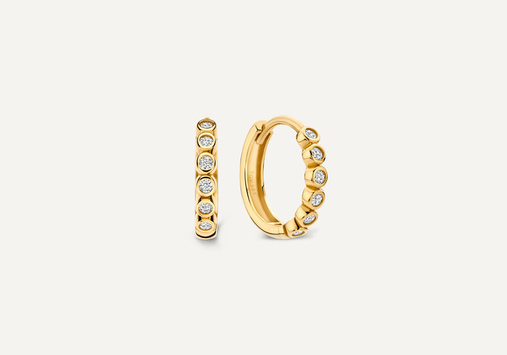 tov essentials Bezel Set Zirkonia Huggie Hoops (12mm) 14 Karaat Goud tov essentials Bezel Set Zirkonia Huggie Hoops (12mm) 14 Karaat Goud