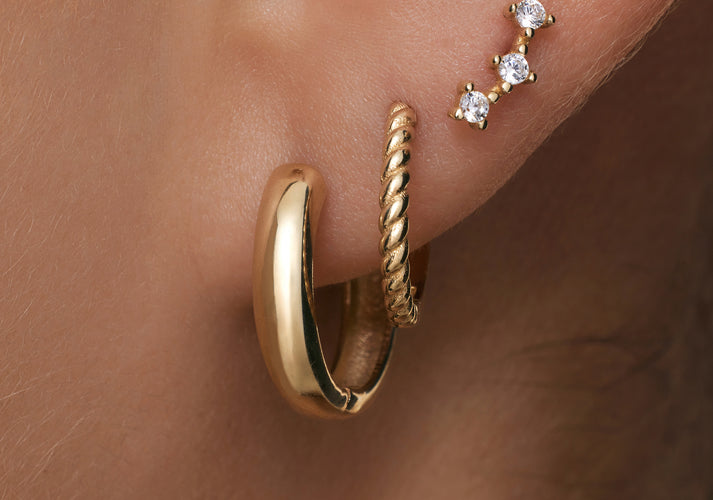 Tov Essentials Brede Huggie Hoops (13mm) 14 Karaat Goud