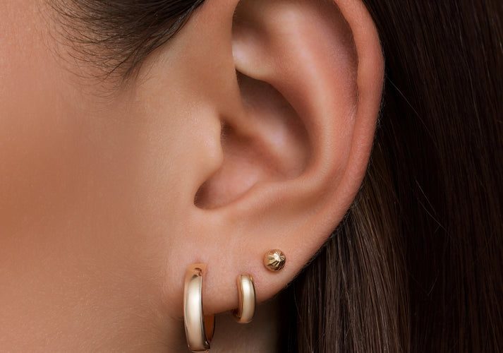 Tov Essentials Brede Kleine Huggie Hoops (10mm) 14 Karaat Goud