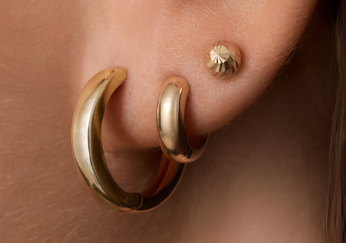 Tov Essentials Brede Kleine Huggie Hoops (10mm) 14 Karaat Goud