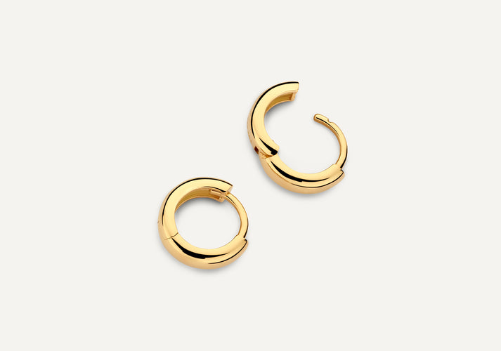 Tov Essentials Brede Kleine Huggie Hoops (10mm) 14 Karaat Goud