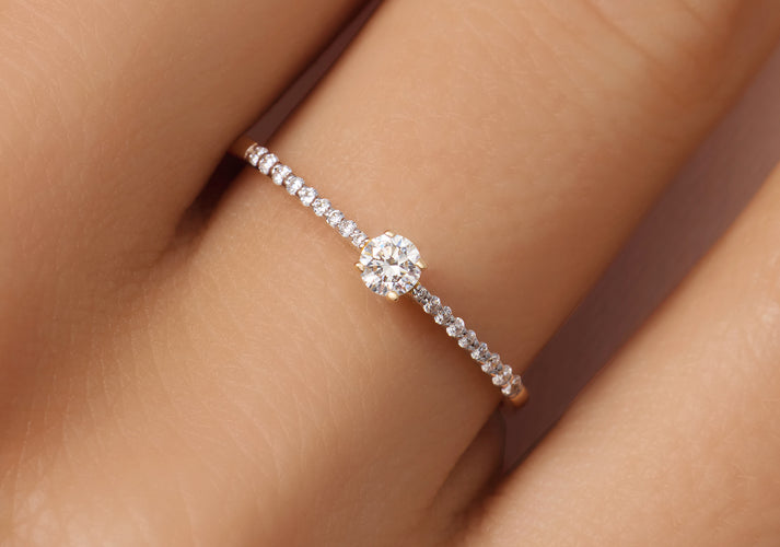 Tov Essentials Four Prong Diamant Solitair Pavé Tapered Ring (0.20 Ct) 14 Karaat Goud Met Diamanten