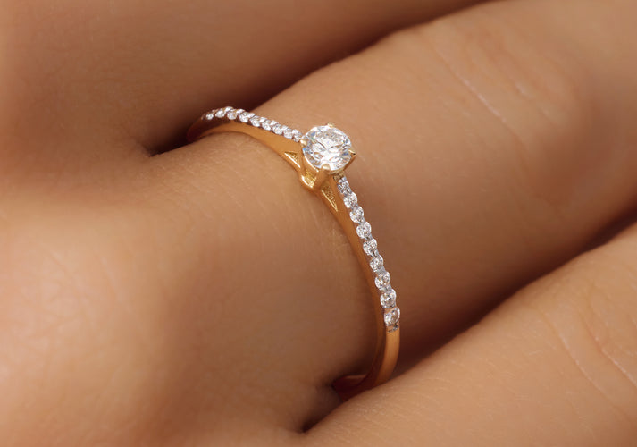 Tov Essentials Four Prong Diamant Solitair Pavé Tapered Ring (0.20 Ct) 14 Karaat Goud Met Diamanten