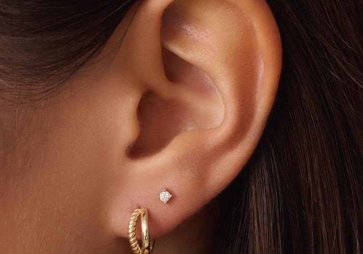 Tov Essentials Gedraaide Dubbele Huggie Hoops (12mm) 14 Karaat Goud