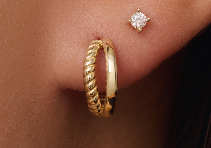 Tov Essentials Gedraaide Dubbele Huggie Hoops (12mm) 14 Karaat Goud