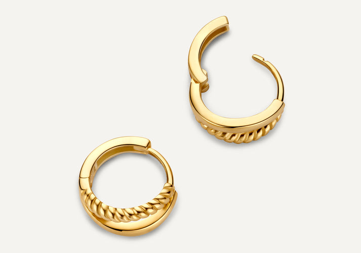 Tov Essentials Gedraaide Dubbele Huggie Hoops (12mm) 14 Karaat Goud