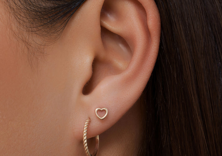 Tov Essentials Gedraaide Kleine Hoops (15mm) 14 Karaat Goud