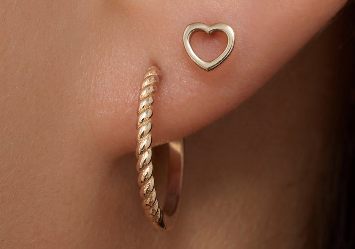 Tov Essentials Gedraaide Kleine Hoops (15mm) 14 Karaat Goud