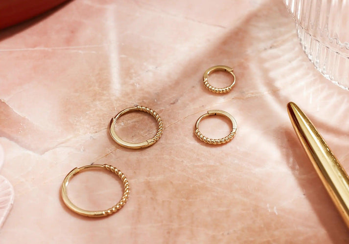 Tov Essentials Gedraaide Medium Hoops (18mm) 14 Karaat Goud