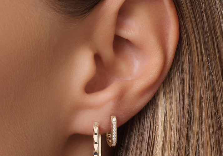 Tov Essentials Gehamerde Kleine U Hoops (15mm) 14 Karaat Goud