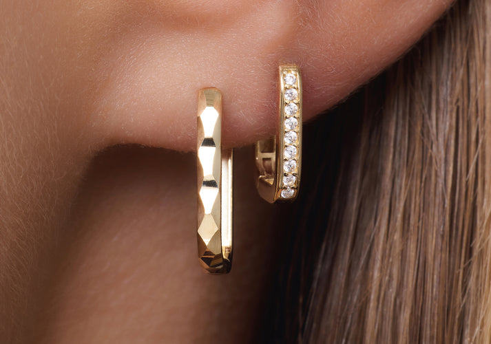 Tov Essentials Gehamerde Kleine U Hoops (15mm) 14 Karaat Goud