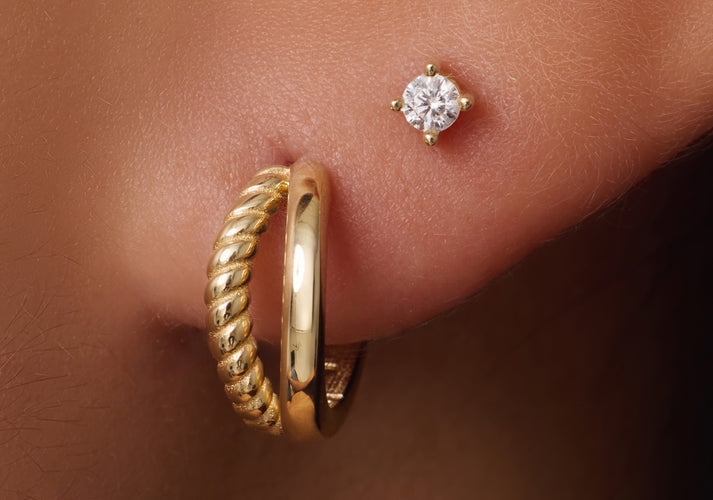 Tov Essentials Mini Four Prong Round Cut Zirkonia Oorknopjes 14 Karaat Goud