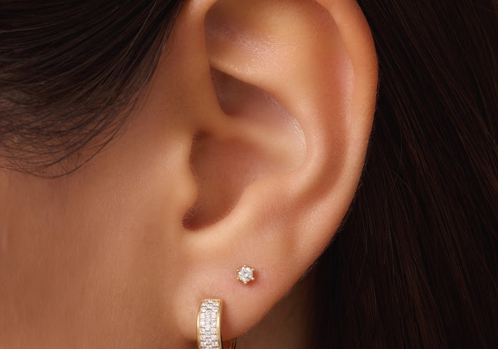 Tov Essentials Pavé Diamant Brede Huggie Hoops (12mm) (0.16 Ct) 14 Karaat Goud Met Diamanten