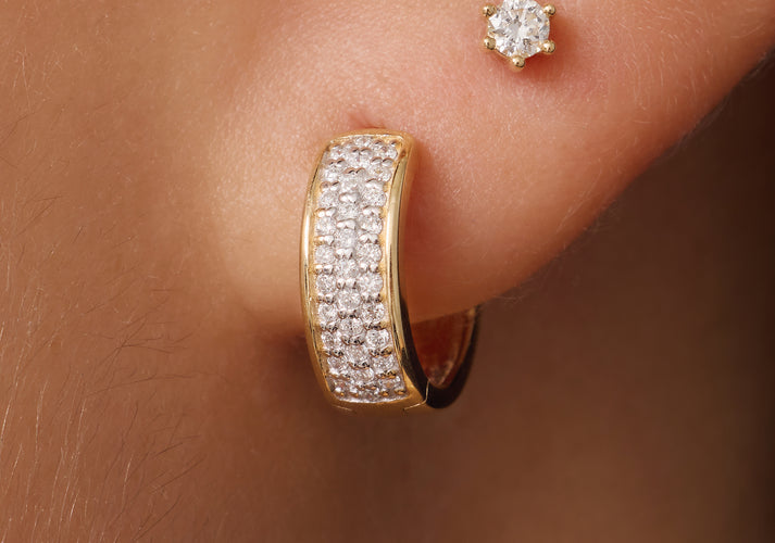 Tov Essentials Pavé Diamant Brede Huggie Hoops (12mm) (0.16 Ct) 14 Karaat Goud Met Diamanten