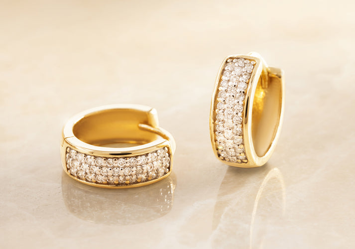 Tov Essentials Pavé Diamant Brede Huggie Hoops (12mm) (0.16 Ct) 14 Karaat Goud Met Diamanten