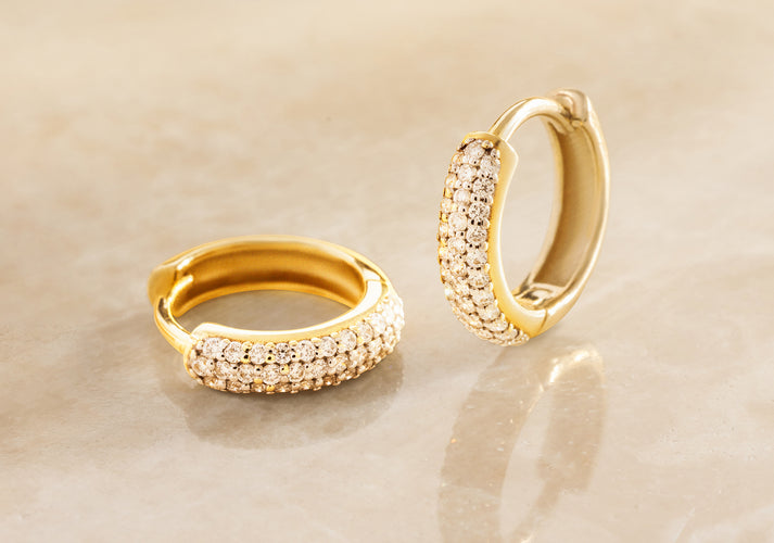 Tov Essentials Pavé Diamant Gebogen Huggie Hoops (12mm) (0.22 Ct) 14 Karaat Goud Met Diamanten