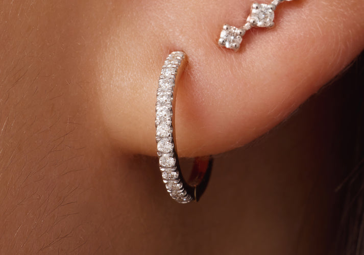 Tov Essentials Pavé Diamant Huggie Hoops (12mm) (0.12 Ct) 14 Karaat Goud Met Diamanten