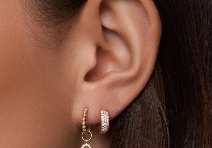 Tov Essentials Pavé Zirkonia Brede Huggie Hoops (12mm) 14 Karaat Goud