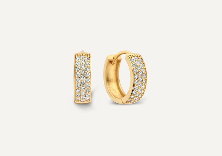 tov essentials Pavé Zirkonia Brede Huggie Hoops (12mm) 14 Karaat Goud