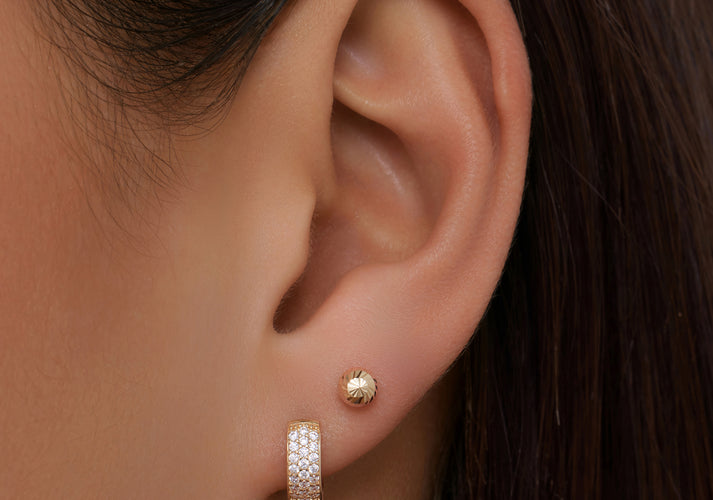 Tov Essentials Pavé Zirkonia Brede Kleine Huggie Hoops (10mm) 14 Karaat Goud