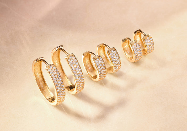 Tov Essentials Pavé Zirkonia Brede Kleine Huggie Hoops (10mm) 14 Karaat Goud