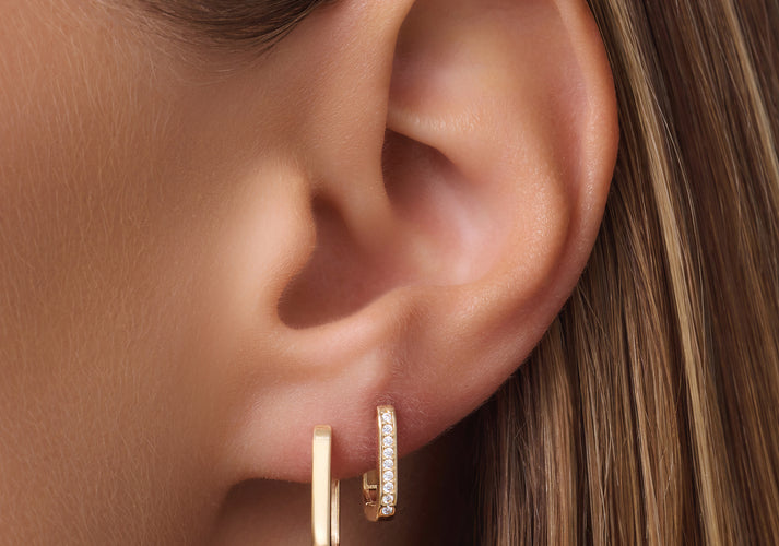 Tov Essentials Pavé Zirkonia Huggie U Hoops (12mm) 14 Karaat Goud