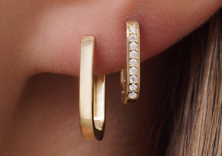 Tov Essentials Pavé Zirkonia Huggie U Hoops (12mm) 14 Karaat Goud