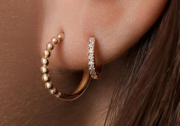 Tov Essentials Pavé Zirkonia Kleine Huggie Hoops (10mm) 14 Karaat Goud