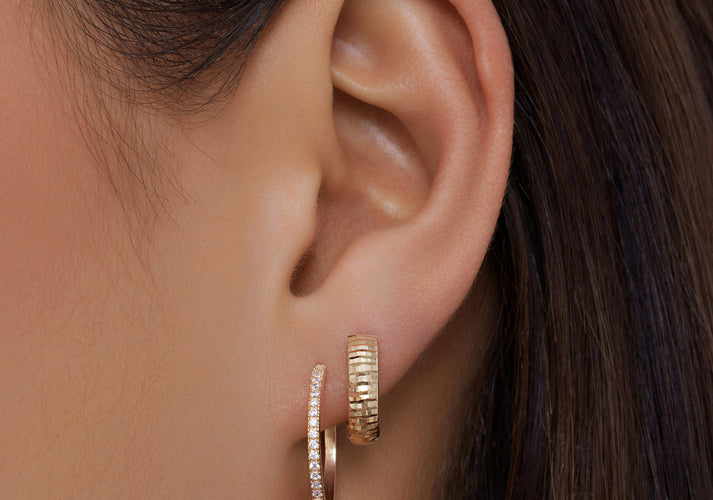 Tov Essentials Pavé Zirkonia Medium Hoops (18mm) 14 Karaat Goud