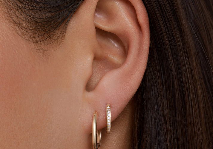 Tov Essentials Pavé Zirkonia Ovale Huggie Hoops (12mm) 14 Karaat Goud