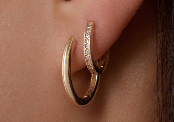 Tov Essentials Pavé Zirkonia Ovale Huggie Hoops (12mm) 14 Karaat Goud