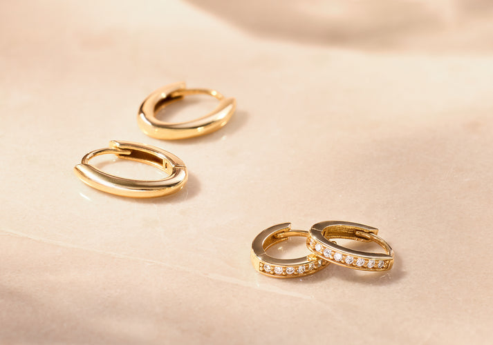 Tov Essentials Pavé Zirkonia Ovale Kleine Huggie Hoops (10mm) 14 Karaat Goud