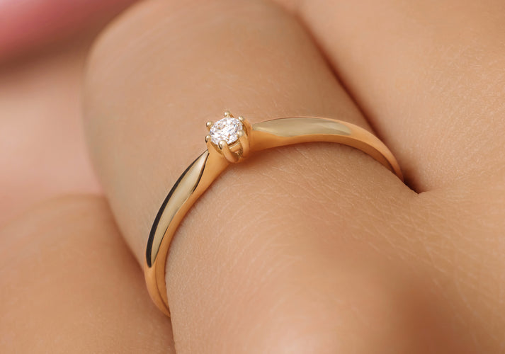 Tov Essentials Six Prong Diamant Solitair Tapered Ring (0.05 Ct) 14 Karaat Goud Met Diamant