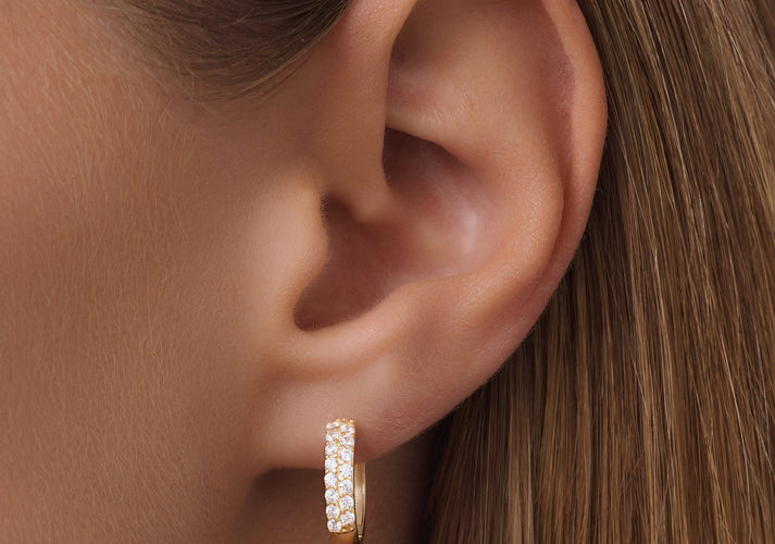 Tov Essentials Sparkling Pavé Zirkonia Huggie Hoops (15mm) 14 Karaat Goud