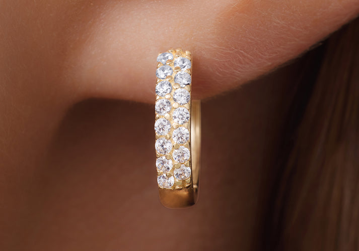 Tov Essentials Sparkling Pavé Zirkonia Huggie Hoops (15mm) 14 Karaat Goud