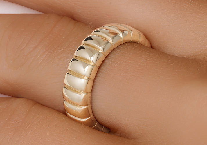 Tov Essentials Brede Charlotte Ring 14 Karaat Goud