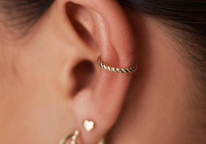 Tov Essentials Gedraaide Ear Cuff 14 Karaat Goud