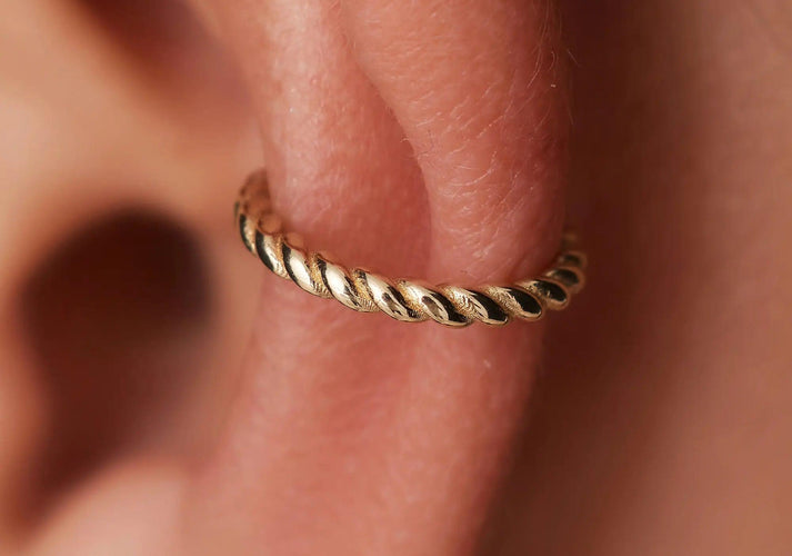 Tov Essentials Gedraaide Ear Cuff 14 Karaat Goud