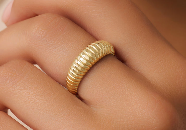 Tov Essentials Geribbelde Dome Ring 14 Karaat Goud