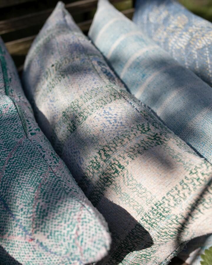 van verre Kantha sari kussen 35x60cm